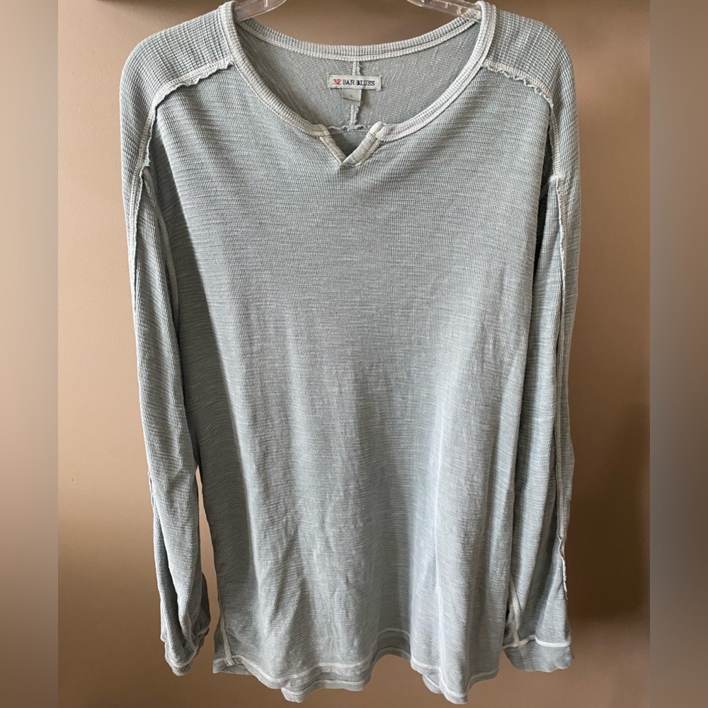 32 BAR BLUES Men’s Henley Shirt - Like New